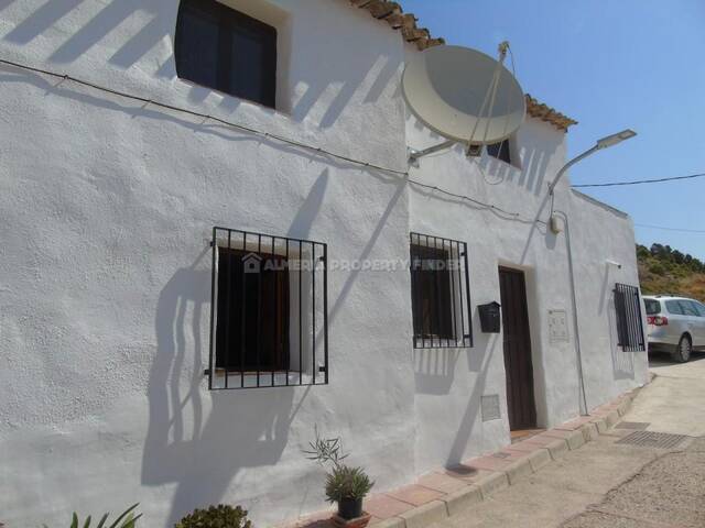 Town house in Somontin, Almería