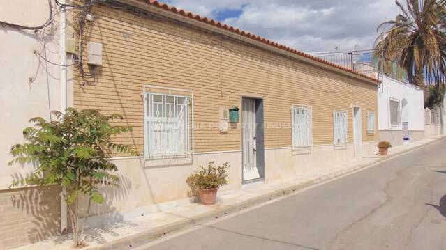 4 Bedroom Country house in Fines