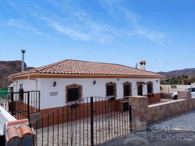 Villa Almendras: Villa for Sale in Arboleas, Almería