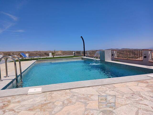 Villa Seclusion: Villa for Sale in Las Pocicas, Almería