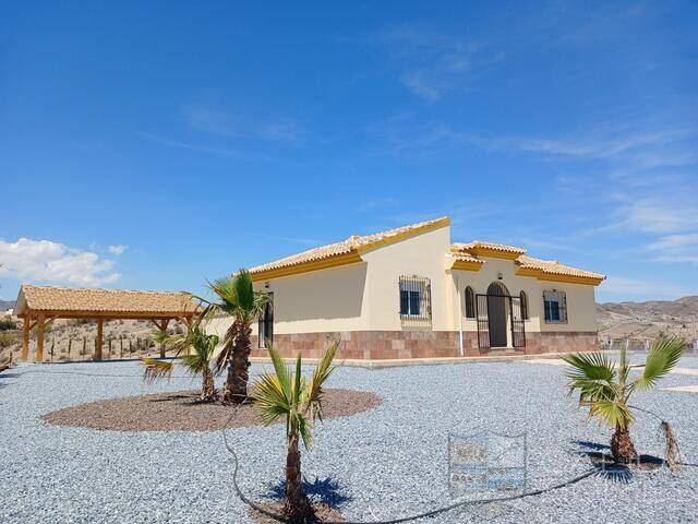 Villa Seclusion: Villa for Sale in Las Pocicas, Almería