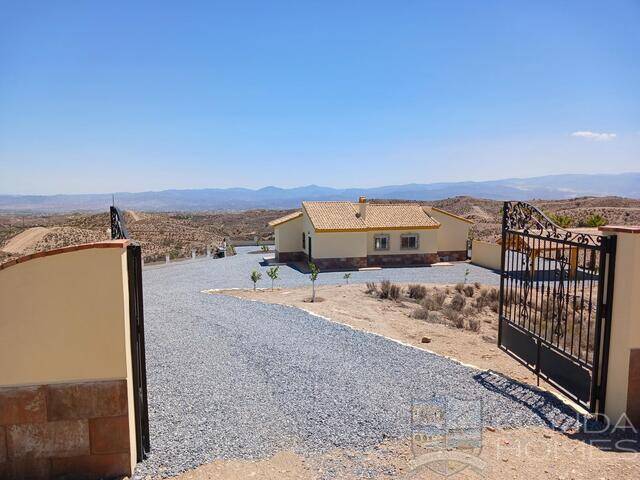 Villa Seclusion: Villa for Sale in Las Pocicas, Almería