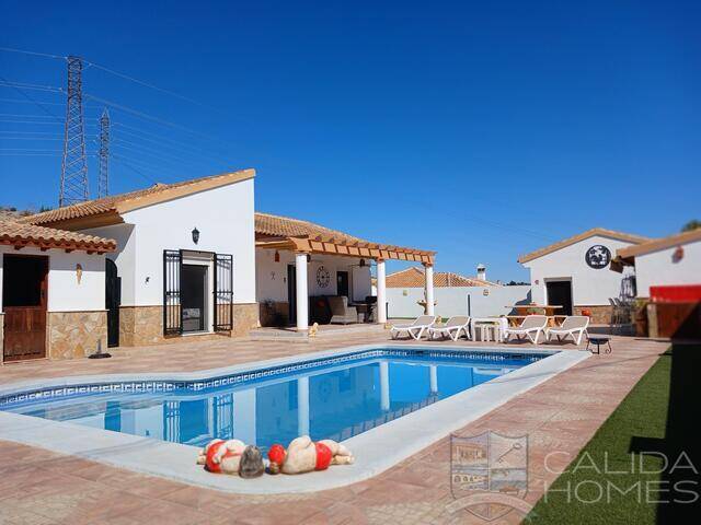 Villa Fluida: Villa for Sale in Arboleas, Almería