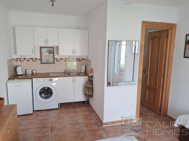 Villa Fluida: Villa for Sale in Arboleas, Almería