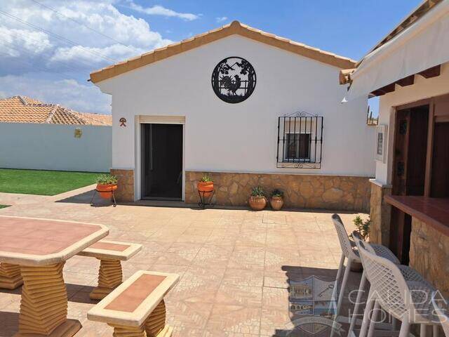 Villa Fluida: Villa for Sale in Arboleas, Almería