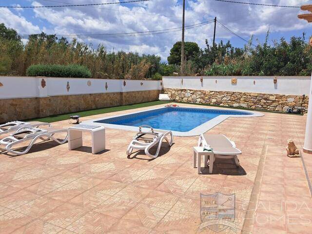 Villa Fluida: Villa for Sale in Arboleas, Almería