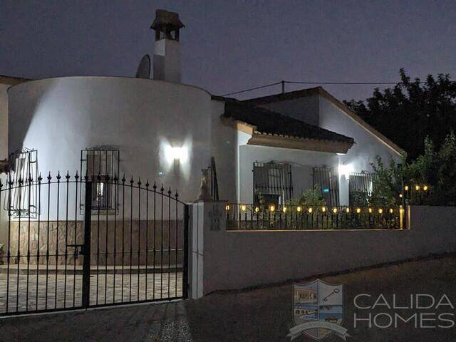 Villa Fluida: Villa for Sale in Arboleas, Almería