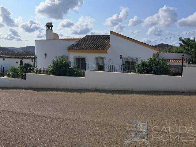 Villa Fluida: Villa for Sale in Arboleas, Almería