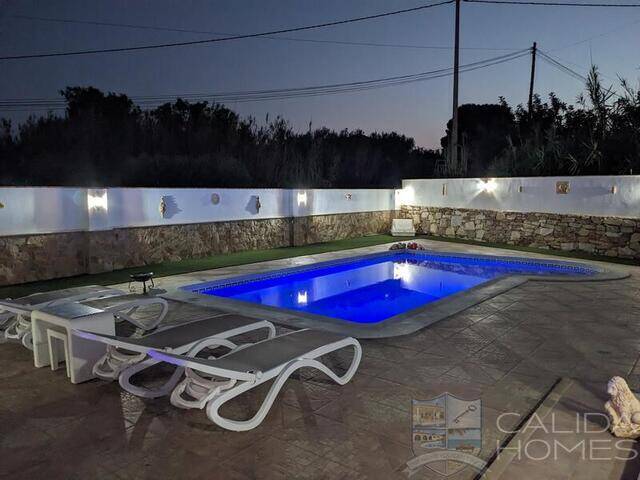 Villa Fluida: Villa for Sale in Arboleas, Almería