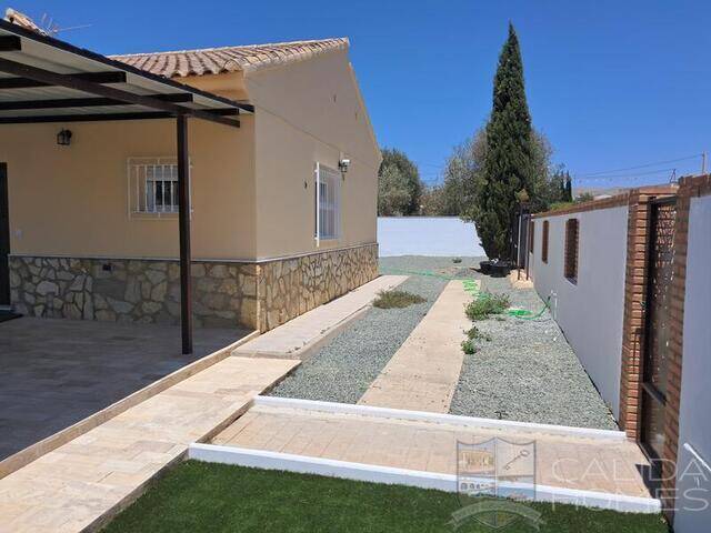 VILLA SAFFRON: Villa for Sale in Arboleas, Almería