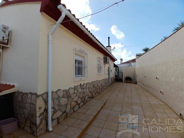 Villa Coral: Villa for Sale in Arboleas, Almería