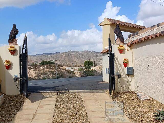 Villa Coral: Villa for Sale in Arboleas, Almería