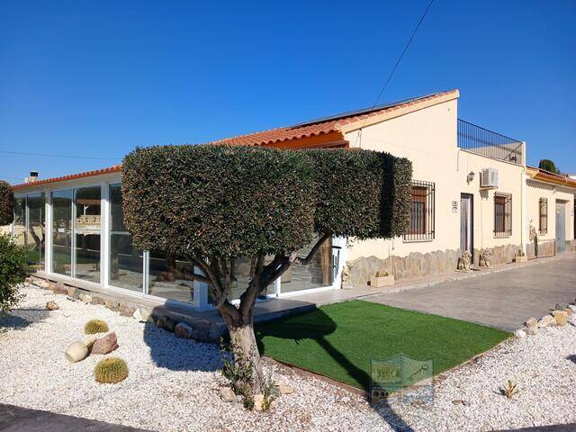 Villa Maisie: Villa for Sale in Arboleas, Almería