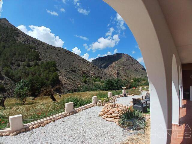 Villa Floral: Villa for Sale in El Margen, Almería