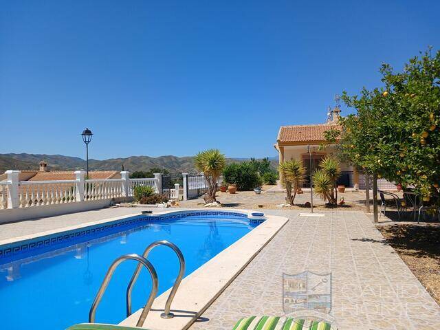 Villa Vista Buena: Villa for Sale in Arboleas, Almería