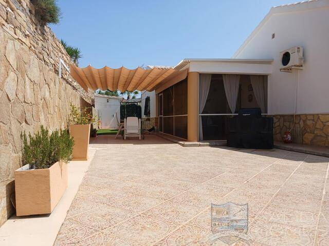 Villa Hibiscus: Villa for Sale in Arboleas, Almería