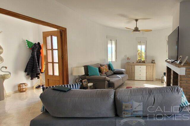 Villa Pebbles: Villa for Sale in Cantoria, Almería
