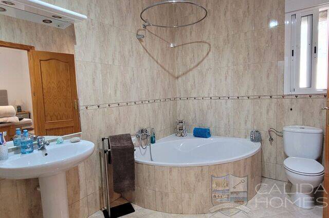 Villa Pebbles: Villa for Sale in Cantoria, Almería