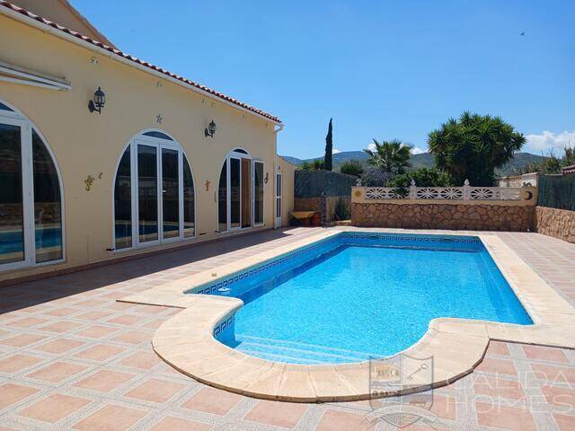 Villa Luna: Villa for Sale in Arboleas, Almería