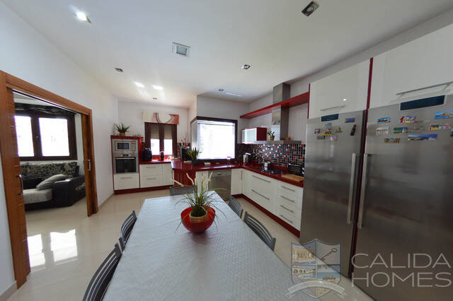 Villa Splendido: Villa for Sale in Arboleas, Almería