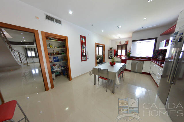 Villa Splendido: Villa for Sale in Arboleas, Almería