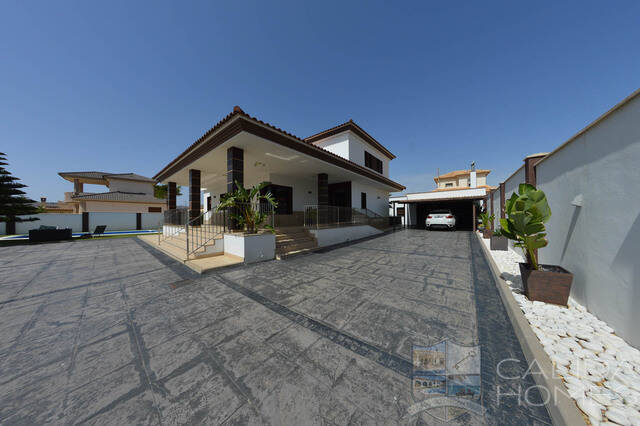 Villa Splendido: Villa for Sale in Arboleas, Almería