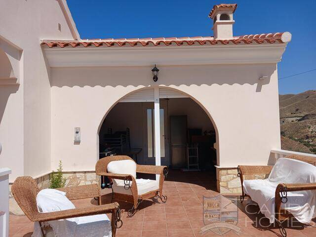 Villa Los Colorados: Villa for Sale in Arboleas, Almería