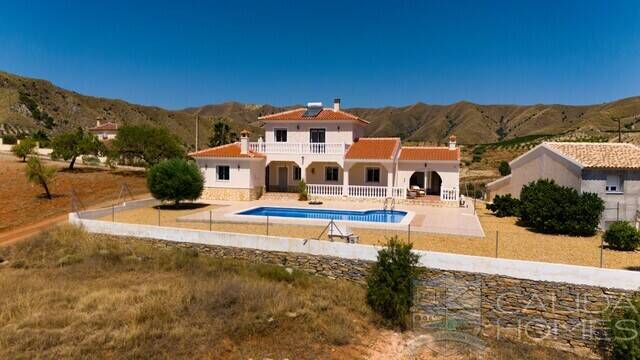 Villa Los Colorados: Villa for Sale in Arboleas, Almería