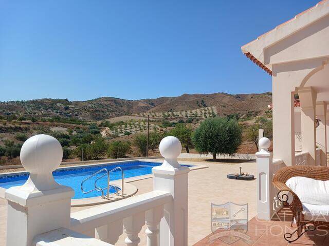Villa Los Colorados: Villa for Sale in Arboleas, Almería