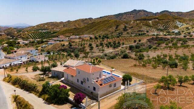 Villa Los Colorados: Villa for Sale in Arboleas, Almería