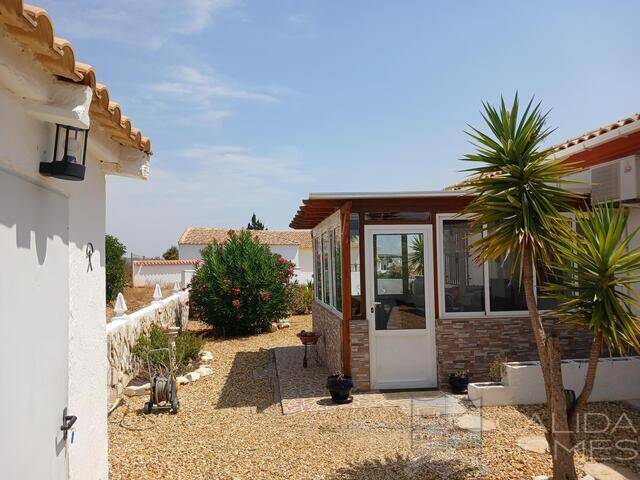 Villa Lavender: Villa for Sale in La Piedra Amarilla, Almería