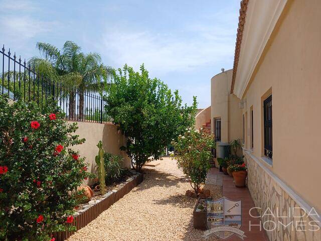 Villa Secreto: Villa for Sale in Arboleas, Almería