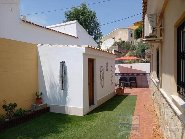 Villa Secreto: Villa for Sale in Arboleas, Almería