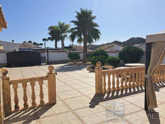 Villa Spectacular: Villa for Sale in Arboleas, Almería