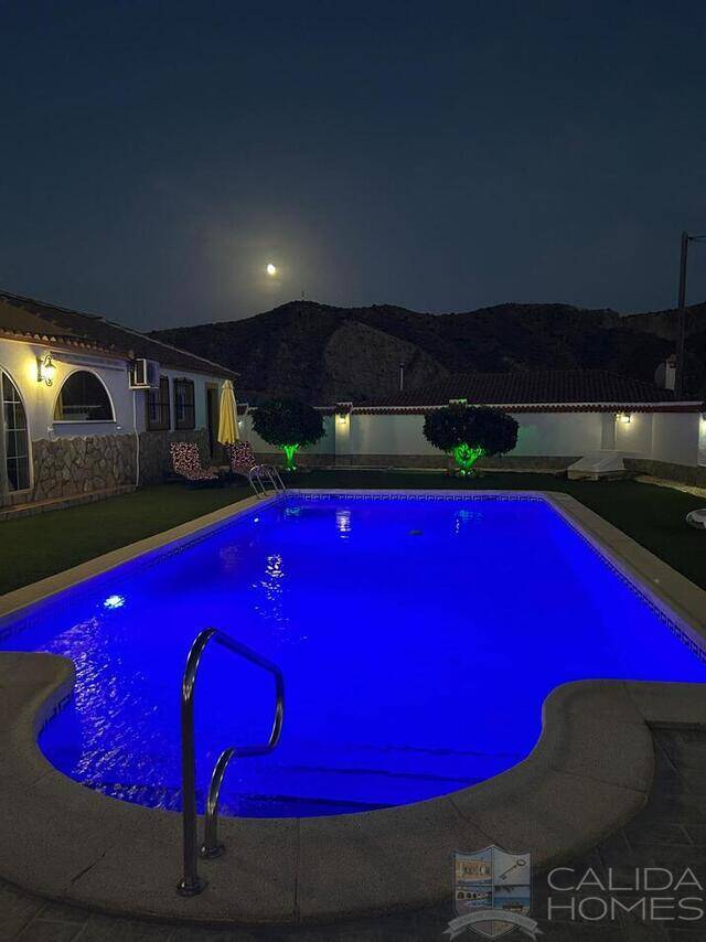 Villa Spectacular: Villa for Sale in Arboleas, Almería