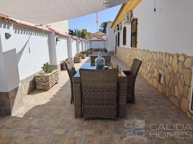Villa Spectacular: Villa for Sale in Arboleas, Almería