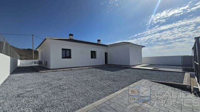 Casa Moderna: Villa for Sale in Arboleas, Almería