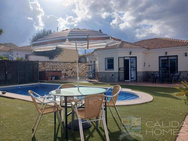 Villa Aston: Villa for Sale in Arboleas, Almería