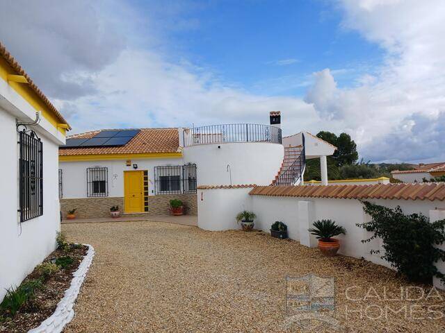 Villa Sasta: Villa for Sale in Arboleas, Almería