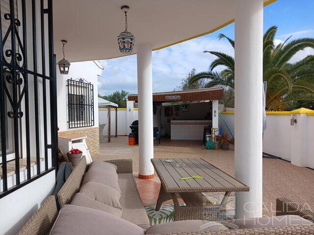 Villa Sasta: Villa for Sale in Arboleas, Almería
