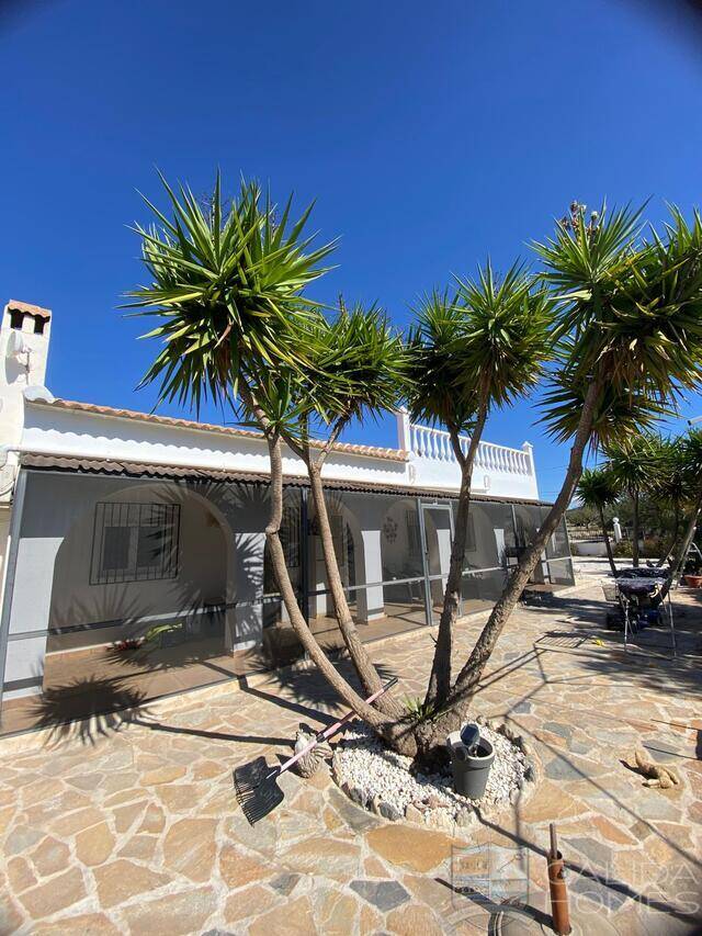 Casa Fuente: Villa for Sale in Oria, Almería