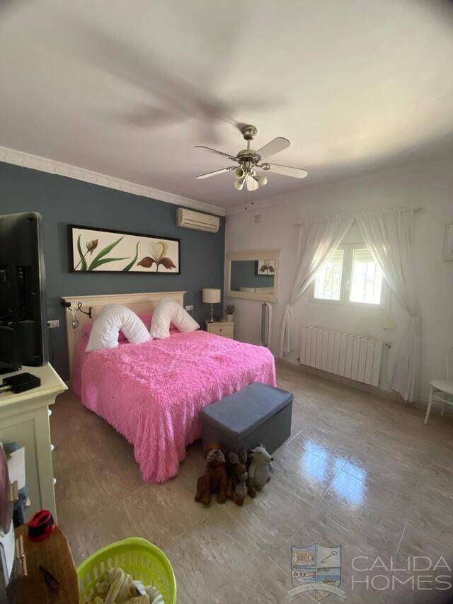 Casa Fuente: Villa for Sale in Oria, Almería