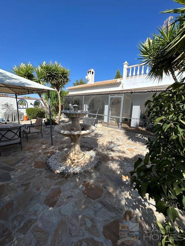 Casa Fuente: Villa for Sale in Oria, Almería