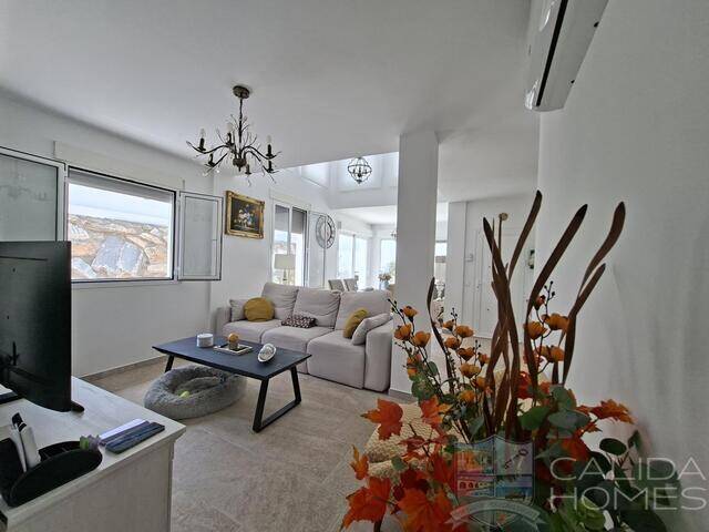 Villa Marshy: Villa for Sale in Arboleas, Almería