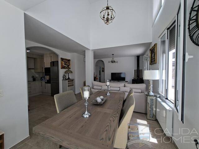 Villa Marshy: Villa for Sale in Arboleas, Almería