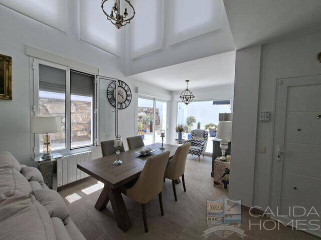 Villa Marshy: Villa for Sale in Arboleas, Almería