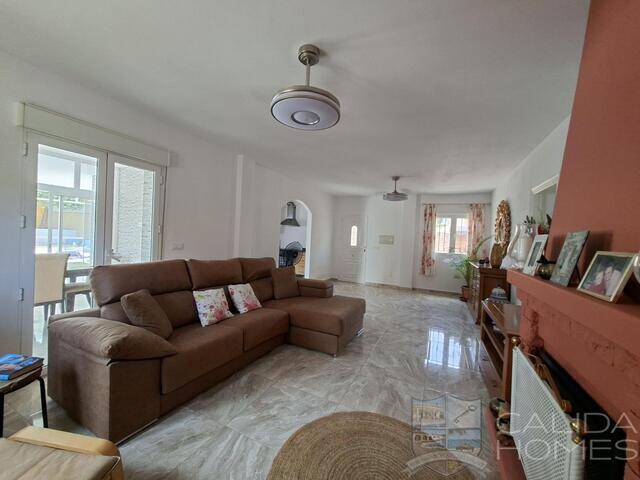 Villa de Luces: Villa for Sale in Arboleas, Almería