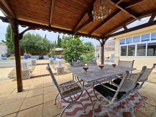 Villa de Luces: Villa for Sale in Arboleas, Almería