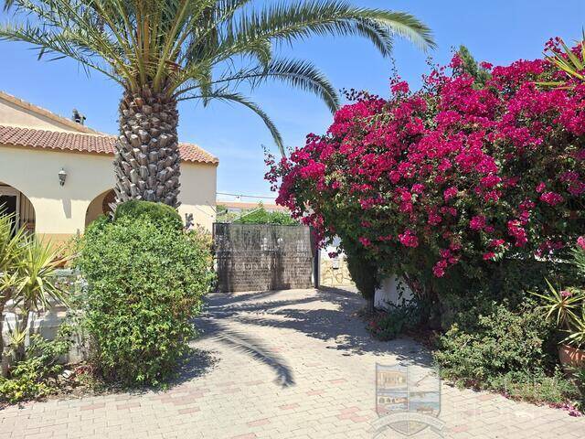 Villa Pura: Villa for Sale in Arboleas, Almería