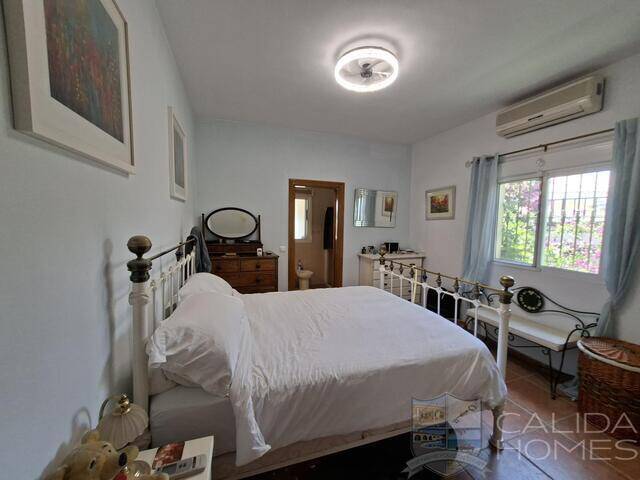 Villa Pura: Villa for Sale in Arboleas, Almería